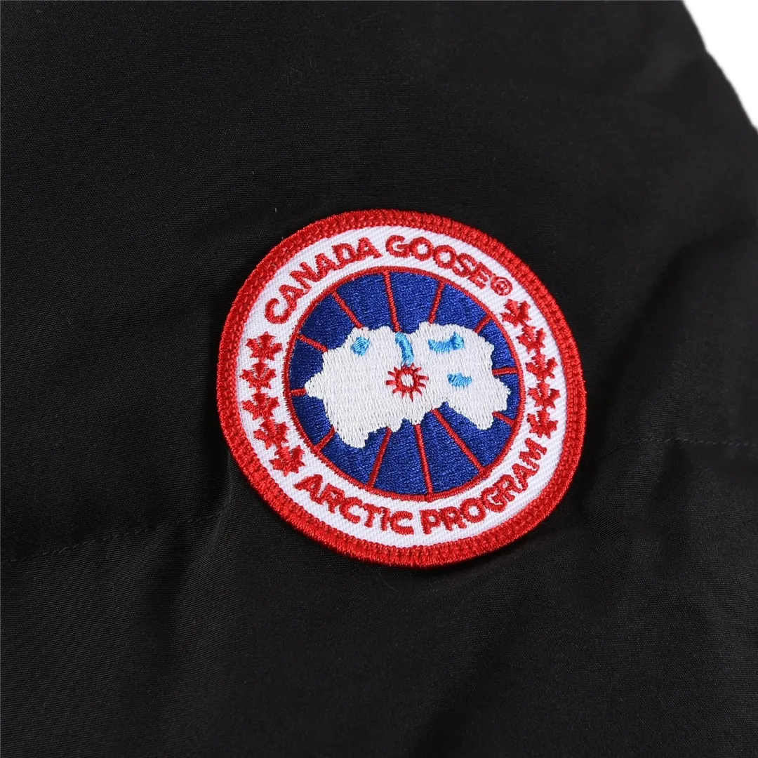P880 High-end CANADA. GOOSE/Canada Goose Merritt mid-length women's parka down jacket. The top original replica version refers to the highest version currently in China (there is no one). The products produced by S factory must be high-quality (feel free to compare, if there are better products than mine, you can buy the clothes for free) 1⃣️Top replica: Made of 18-count polyester-cotton blended fabric imported from South Korea (genuine synchronous fabric), national standard 90 white duck down, top original goose analysis We use custom-dyed embroidery thread to truly achieve a 100% reproduction of the trademark, ensuring that the embroidery thread is exactly the same as ZP, with zero color difference and full map letters, and 100% true to version reproduction! (We can guarantee that no one in our industry is more attentive and professional than us!) Analysis 3 (fabric): As we all know, the Canada Goose ZP fabric in previous years was a 21-count polyester-cotton washed, calendered and brushed fabric that was relatively hard. Last year and this year, dozens of authentic products purchased were all made of 18-count pure cotton fabrics, and we finally decided to use 18-count polyester cotton! (ZP synchronized fabric) Analysis 4 (Accessories): Domestic exclusive version of Velcro, one to one Y-shaped double hook original Velcro, YKK zipper, exclusive original workmanship of washed threaded down jacket!